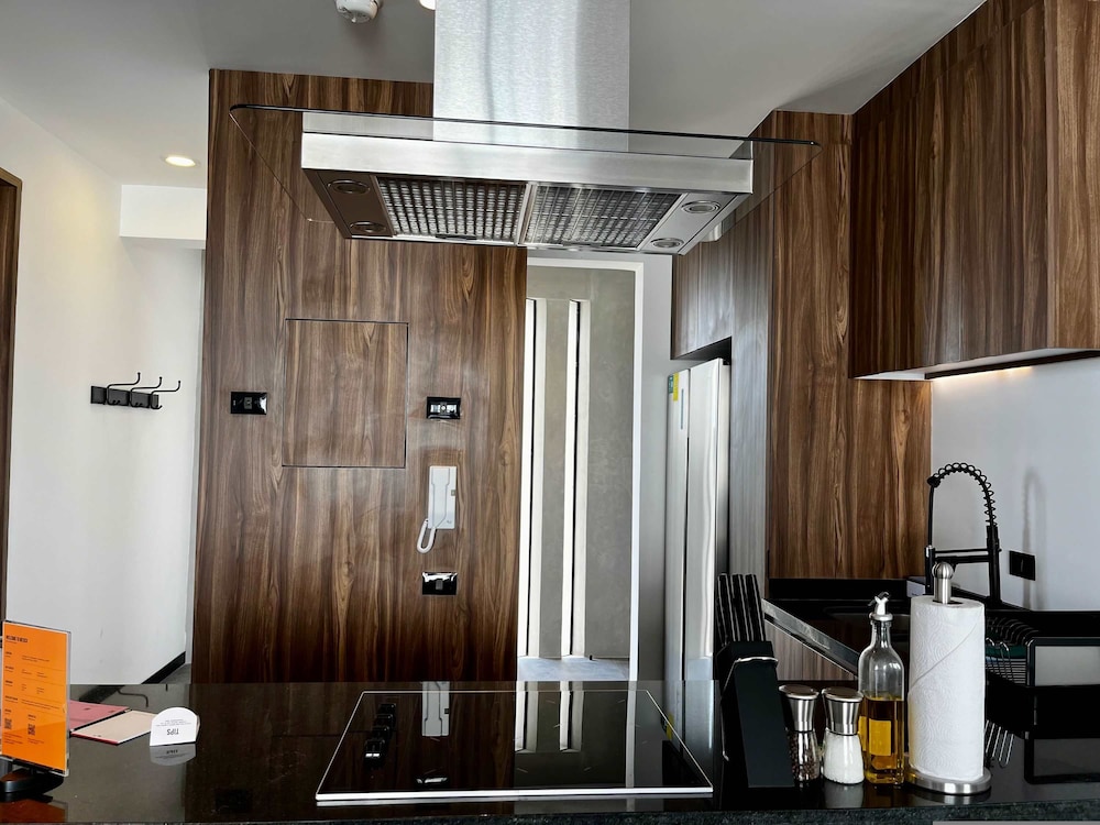 w Amazing 2BR With Elegant Balcony in Roma Nte
