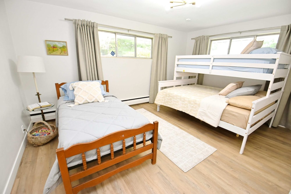 Mid Century Modern With Modern Touches 10 min Walk to Notre Dame 1831