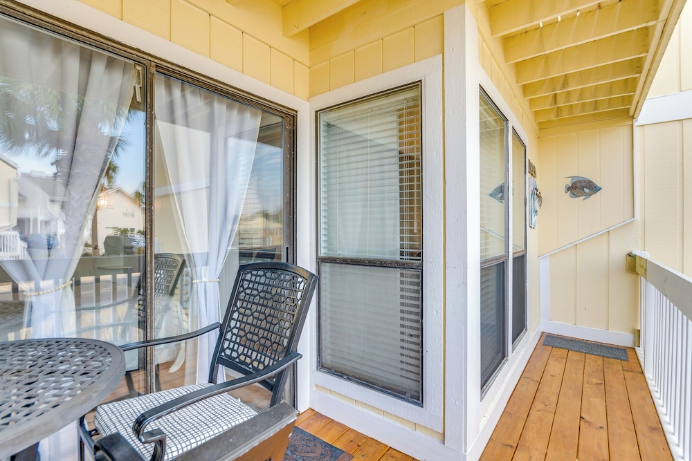 Walk to Beach: Resort Retreat w/ Balcony in Destin