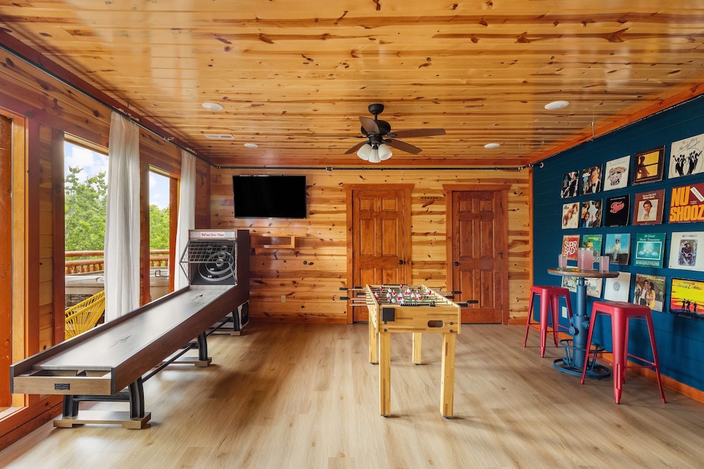 Smoky Ridge Newly Renovated Cabin w Indoor Pool Game Room Theater
