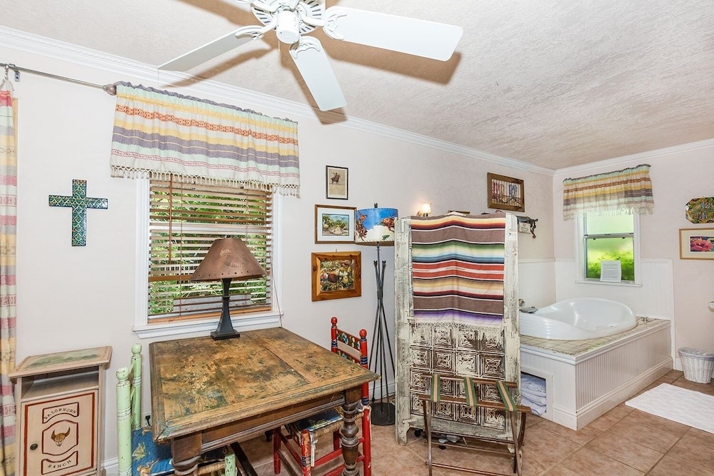 Binky's Secret Garden Studio Bedroom Cottage by Redawning view 5