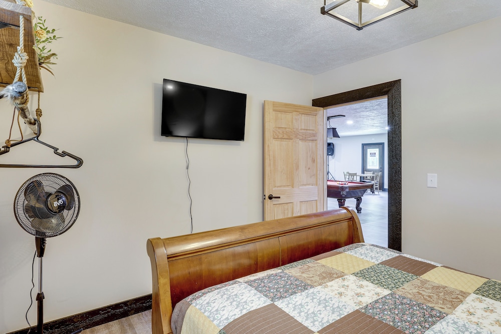 6 Mi to Main Street: Dog-friendly Home in Dover!