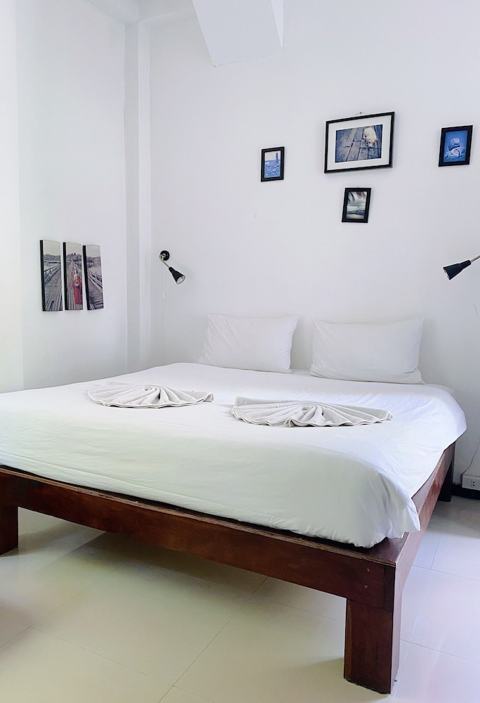The Reef Hotel & Studios