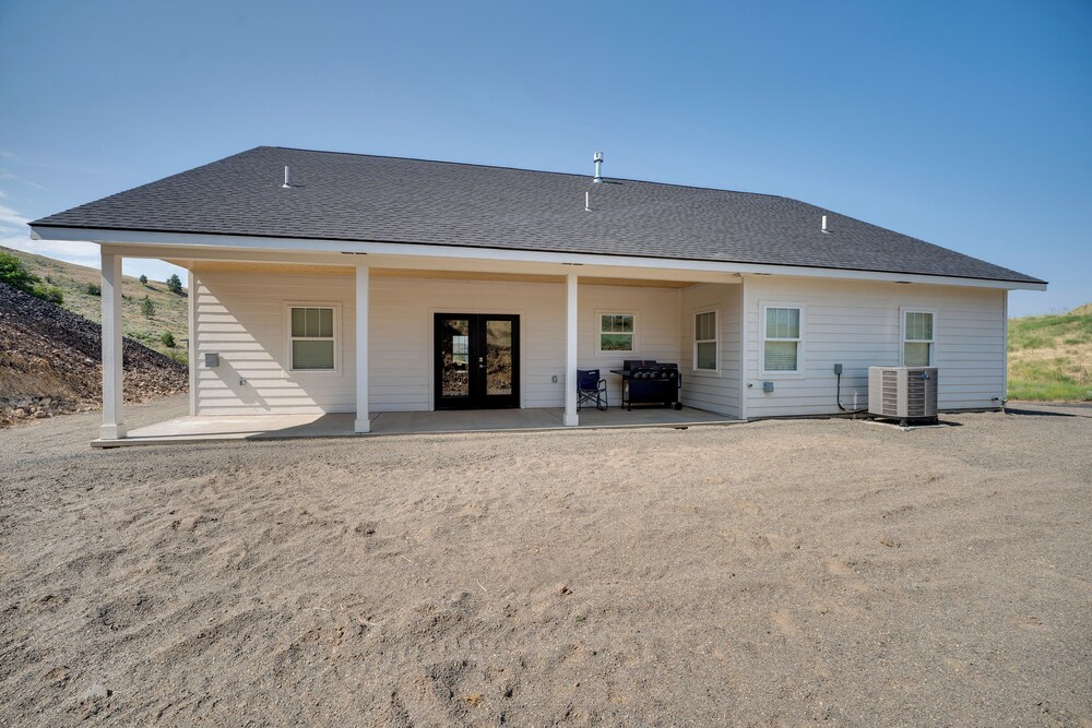 Lake Roosevelt Getaway w/ Lake + Mountain Views! view 5
