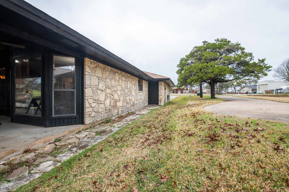 Lake House At Granbury 3 Bedroom Home