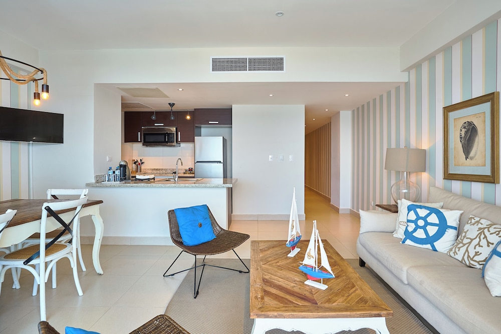 Beachfront Condos Las Olas Sleeps 6