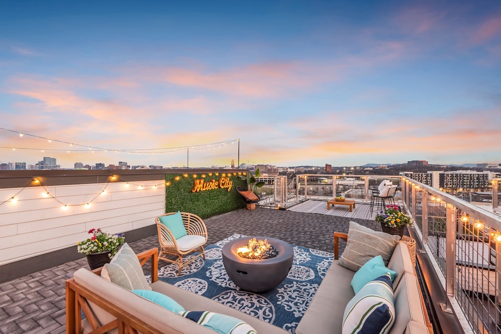 Rooftop DT City Views - Bluebird Karaoke - 14 Beds