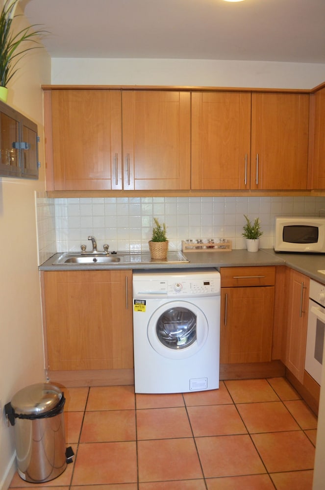 MetroStays - Riverside Apartment