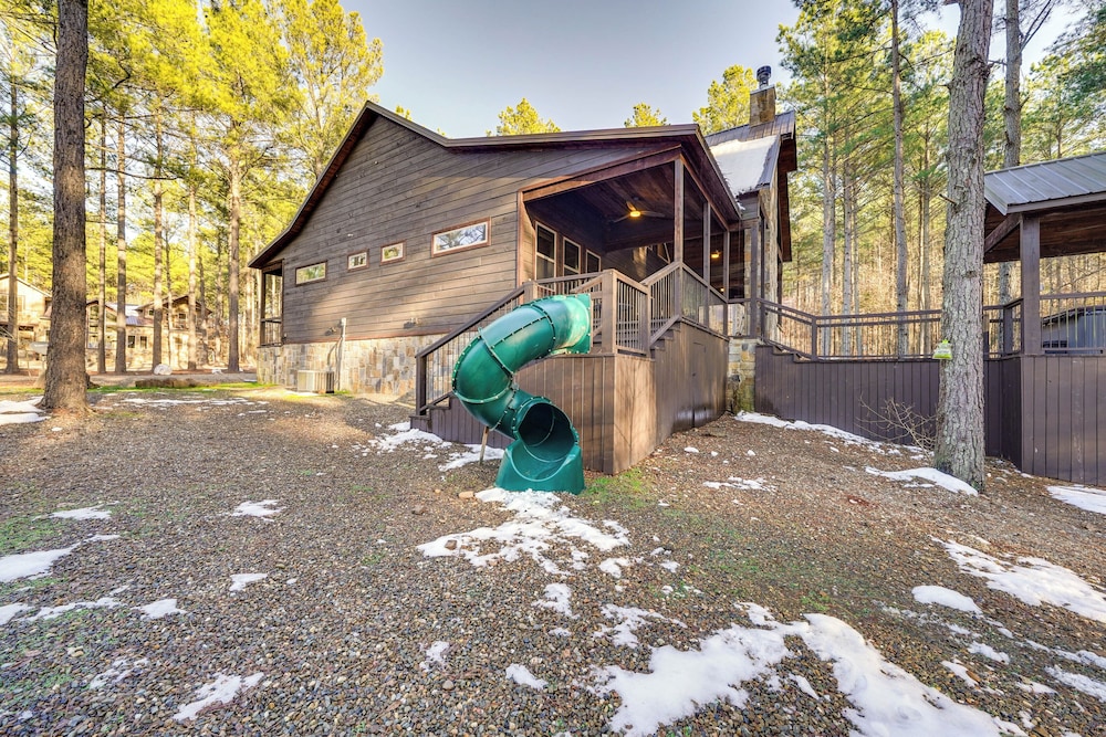 Hot Tub & Game Room: Spacious Cabin in Broken Bow!