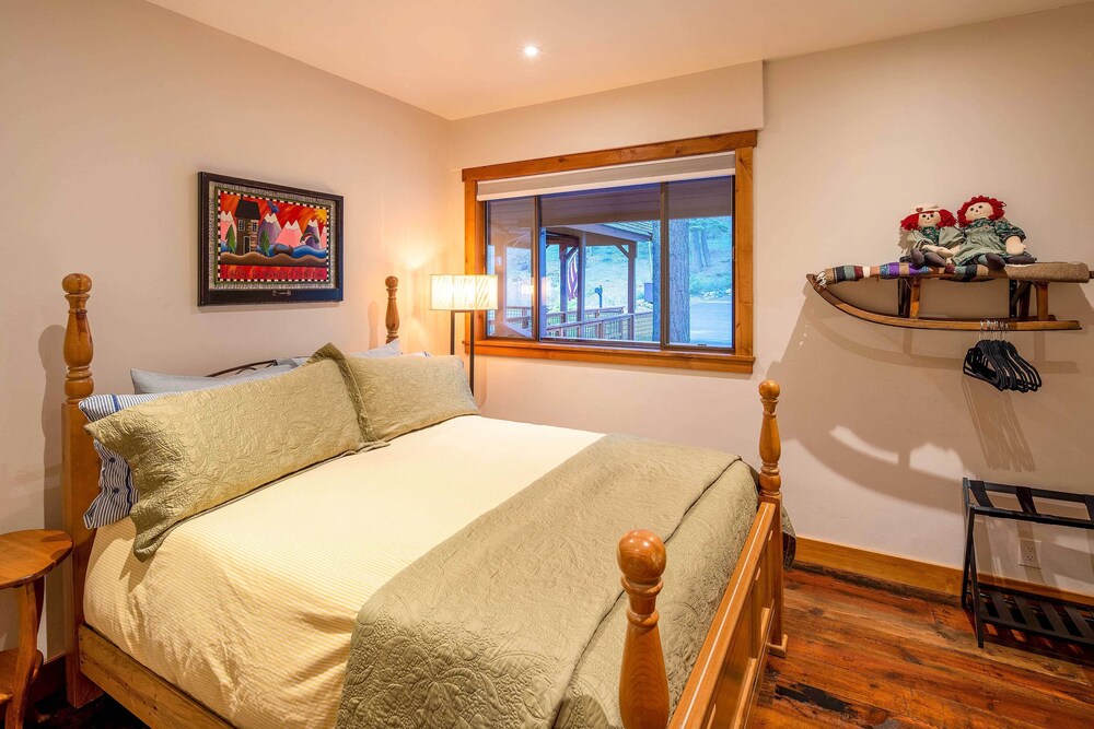 4 Mi to Diamond Peak Ski Resort: Gem w/ Hot Tub view 5