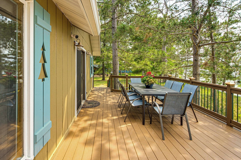 Family Retreat on Cross Lake: Boat, Swim & Relax!