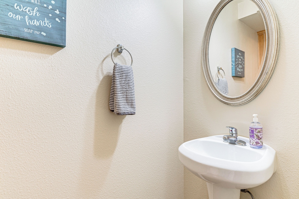 2 Mi to Texas A&m: Unit w/ Pool & Hot Tub Access