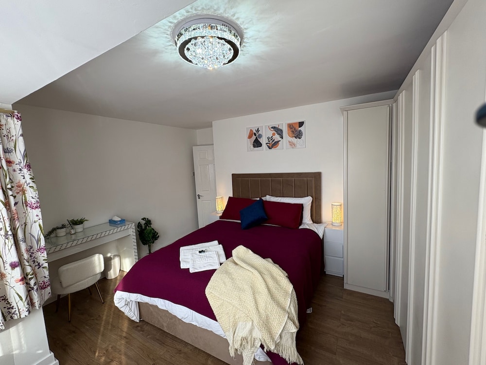 Modern and Spacious 3 Bed Retreat - Bracknell