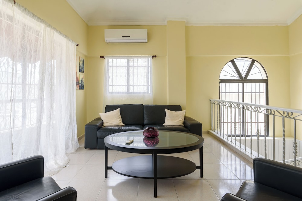 Penthouse in Evaristo Morales Sleeps 14
