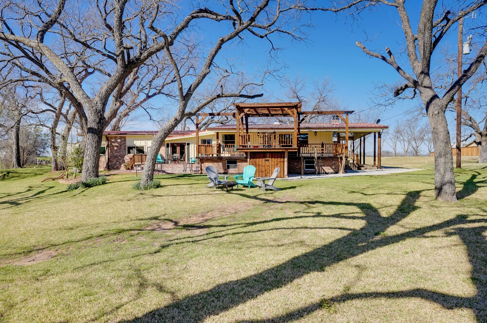 On-site River Access: Fishing Retreat in Granbury!