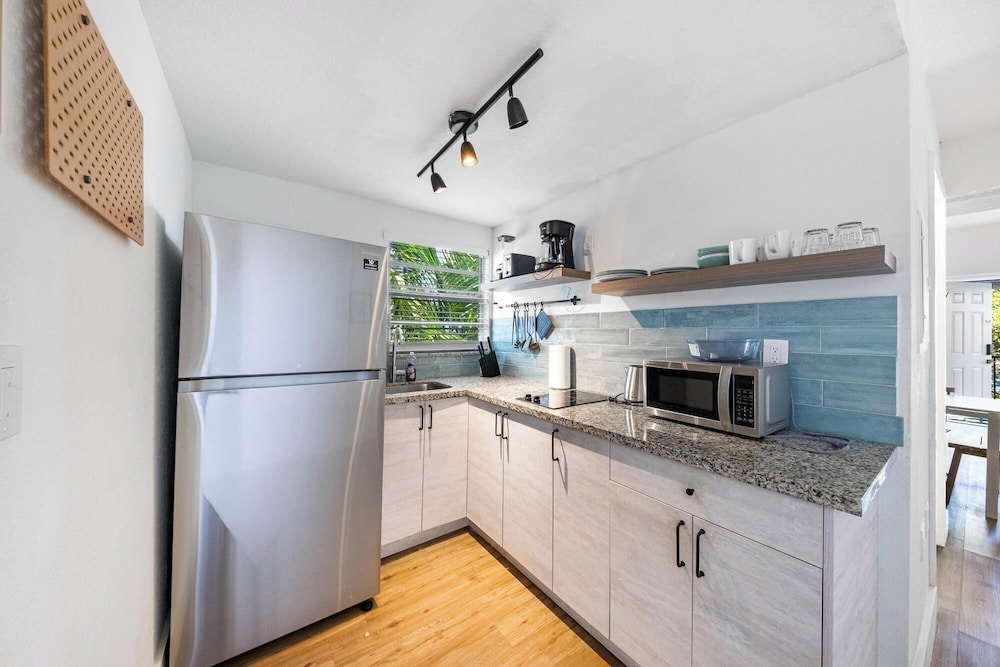 Retro Miami Getaway With Free Parking 1 Minute From Beach
