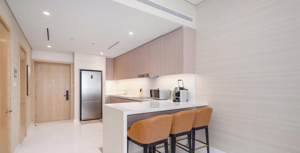LUX Iconic Views at Palm Tower Suite 6