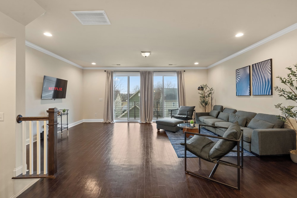 Luxe 3BR Townhouse in Camp North End