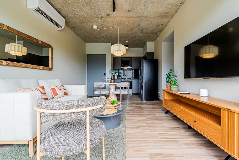 w Modern 2BR w Great Deco in Centriqo