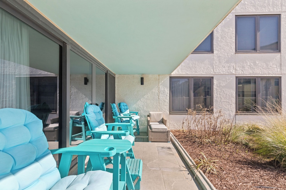 Steps to Paradise: Ground-floor 2br/2ba Beachfront Condo, Sleeps 8, Gulf Views!