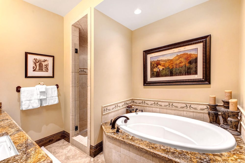 Vintage on the Strand 2 bedrooms Ski Out VIN-14 by KBM