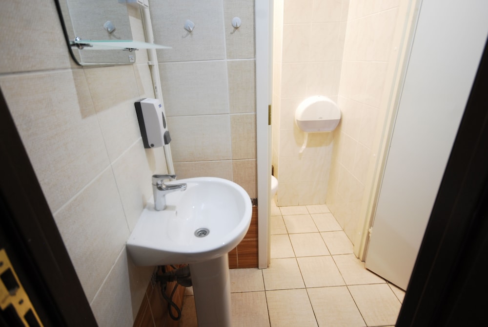 Landmark City Hotel - Hostel
