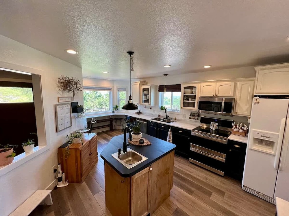 Black Hills Getaway With Hot Tub Game Room for 18