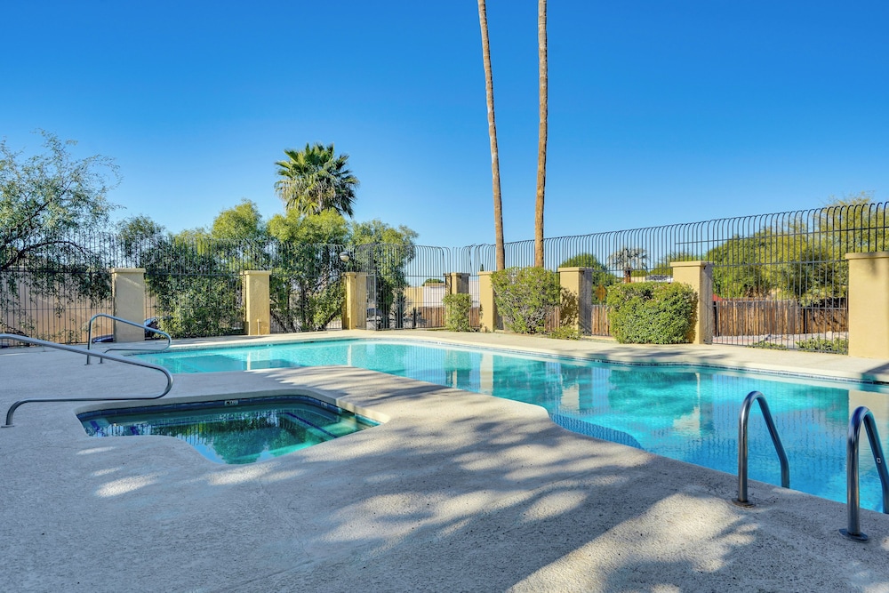 12 Mi to Dtwn Tucson: Tranquil Townhome w/ Office