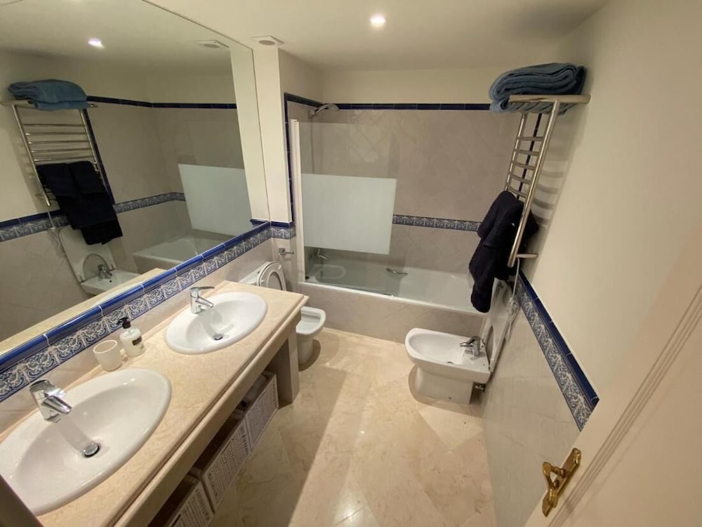 Stylish House, Patio, Pool, Mountains, Stunning White Village, sea 20 Mins Away
