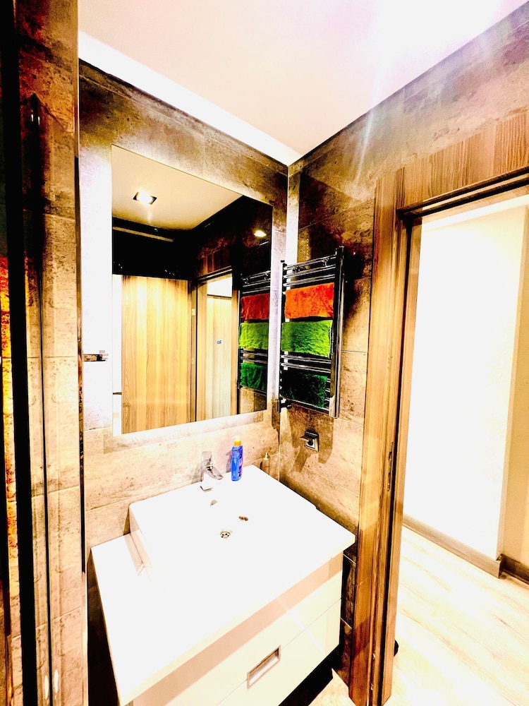 MODERN APARTMENT