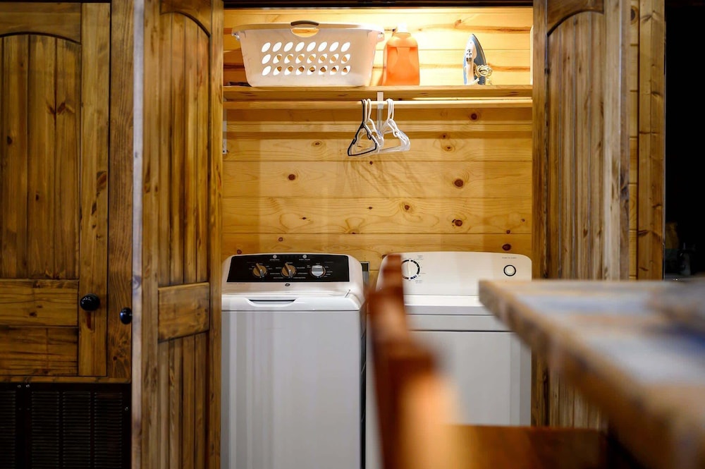 Whitetail Retreat Cabin for 13!