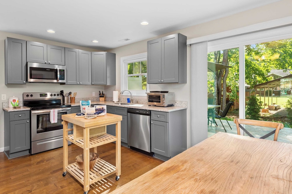 Sleeps 20, Entire Duplex Patio + Fire Pit 6 Minutes to Downtown Asheville