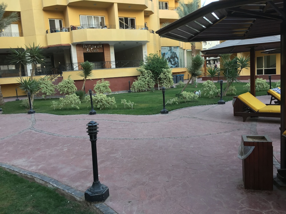 Pool View Apart At British Resort 1334