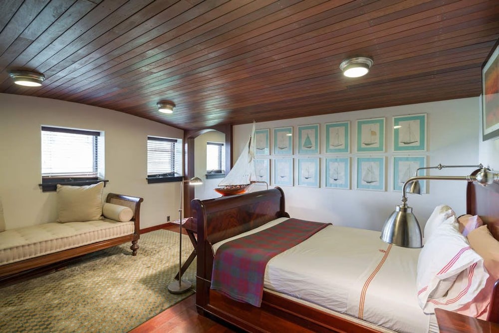Bluffside Cove by Rove Beachfront w Pool Sauna