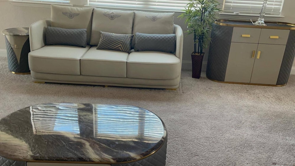 Spacious 2Br w/ Fireplace - Sleeps 4 - Bbq - Lake