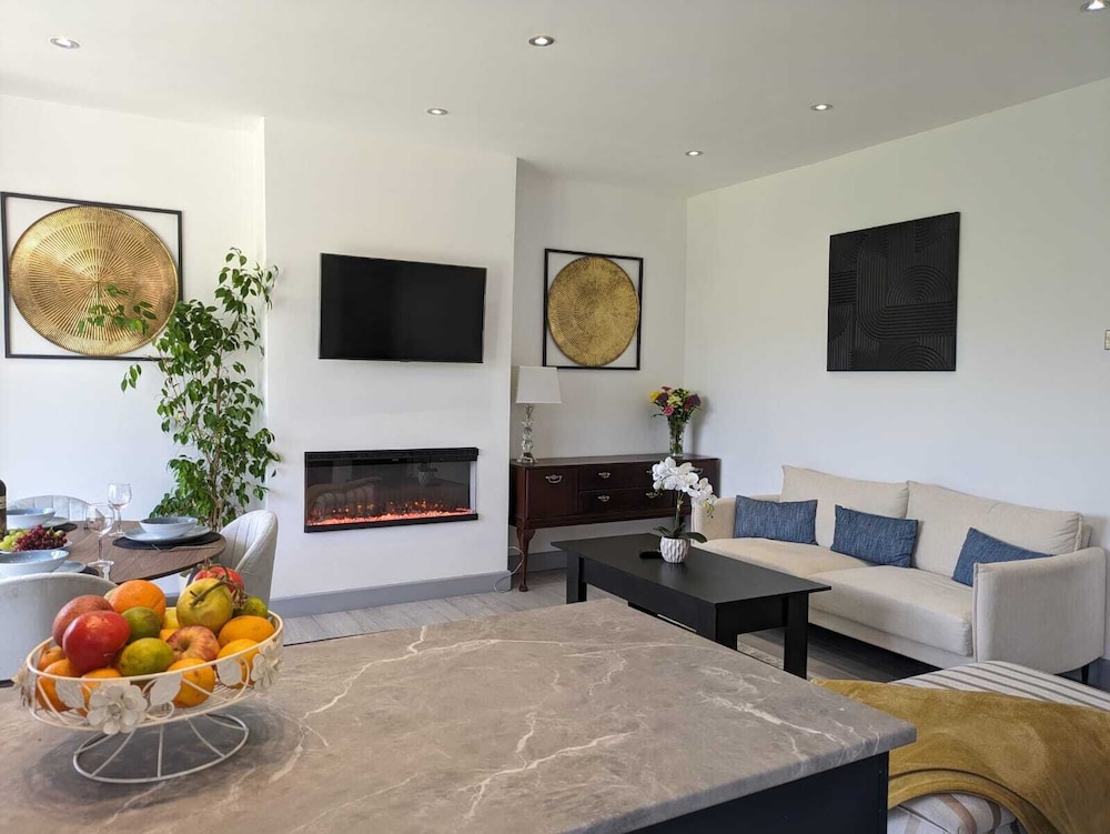 Cozy Cottage Stay - Modern, Cozy, Close to London view 3
