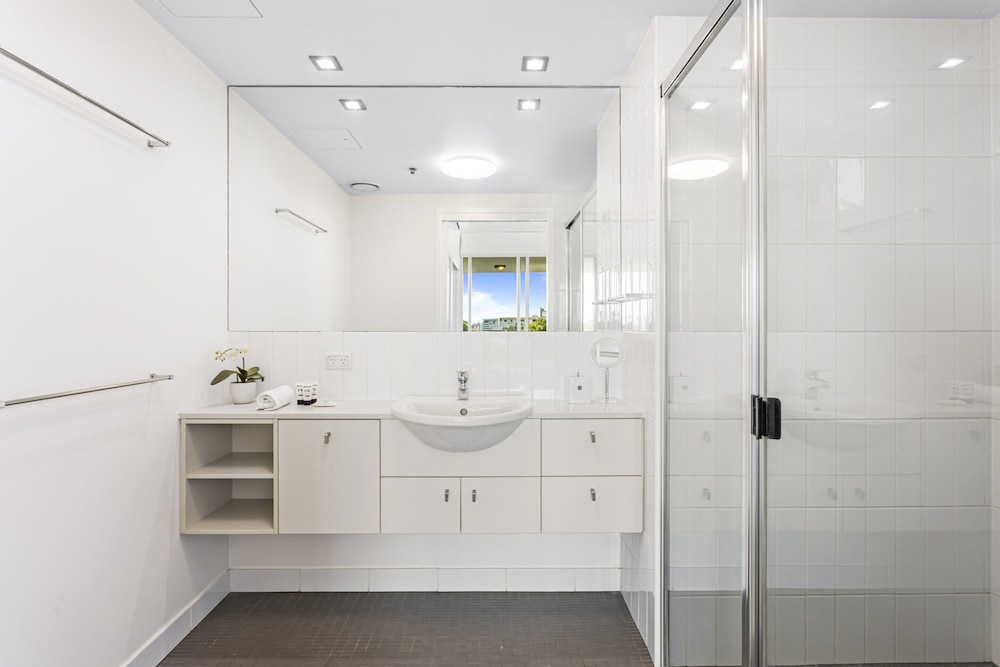 High-floor 2-bed CBD Unit With Views & Amenities