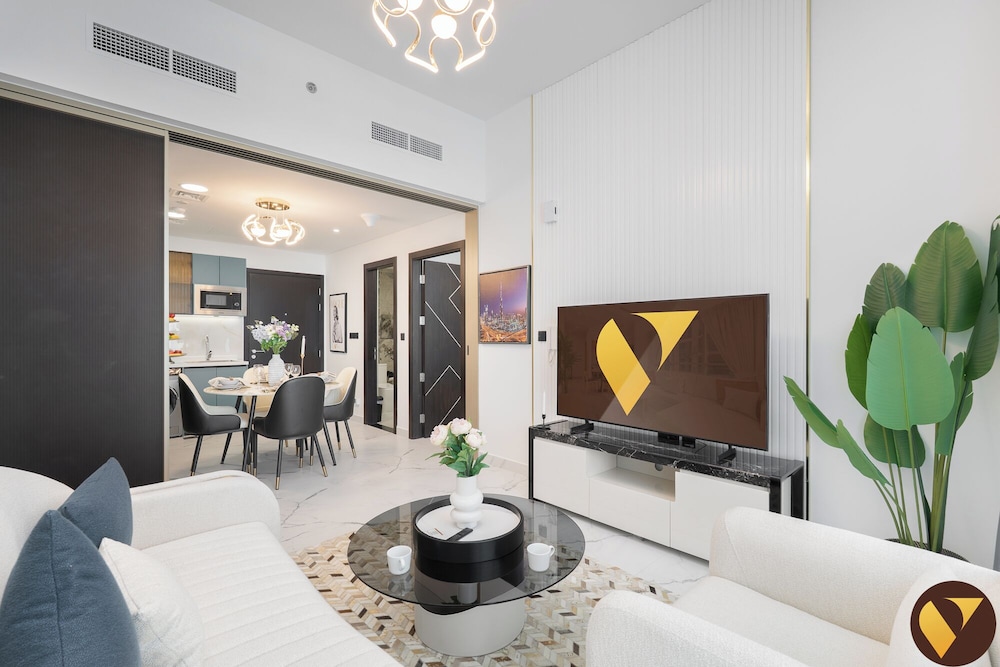 Vogue Opalz short Drive to Dubai Hills M