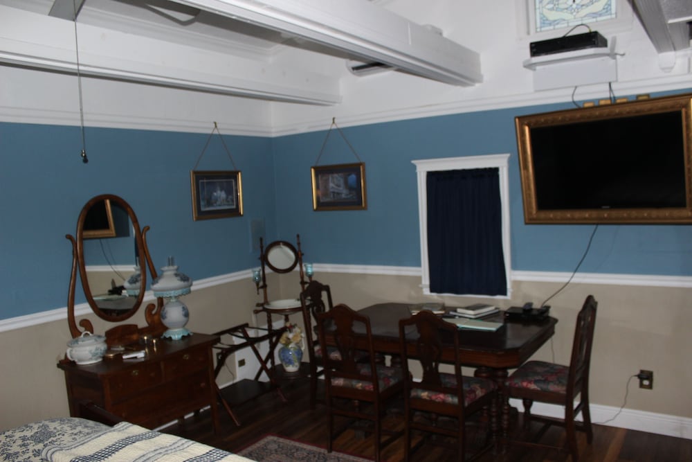 Book Nook Inn