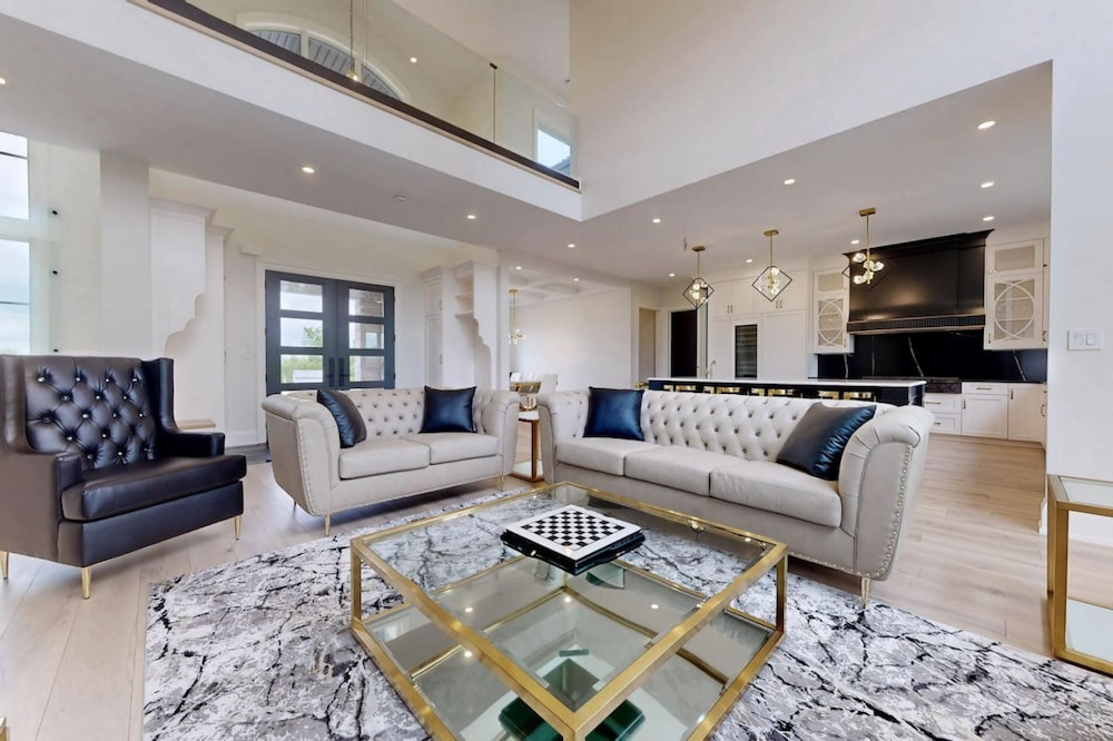 Lucky Mansion Luxury Villa in Fort Erie