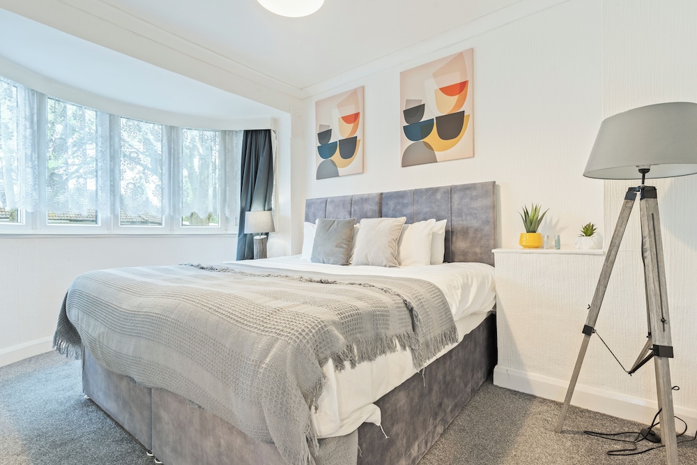 Spacious 3-bed House in Birmingham view 2