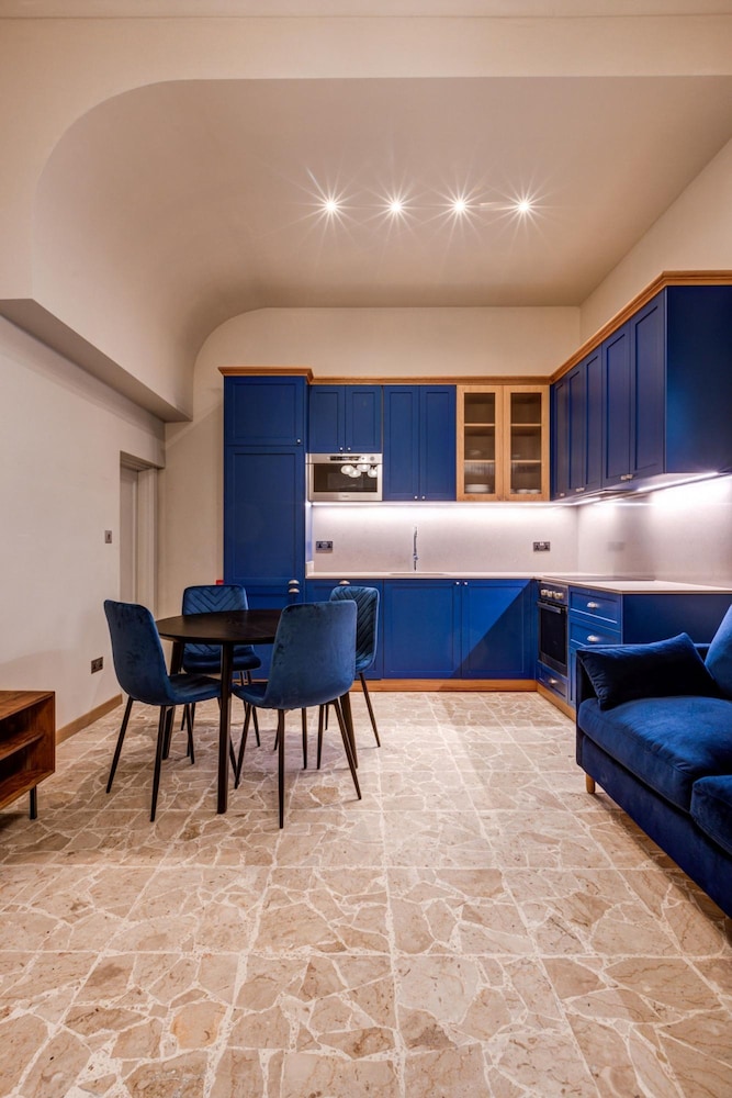 Exquisite Apartment With Patio