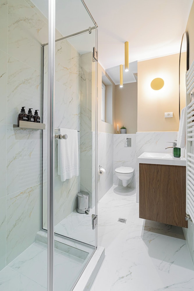 Designer 2-Bedroom Flat with Balcony & Full Amenities Steps from Piata Universitatii