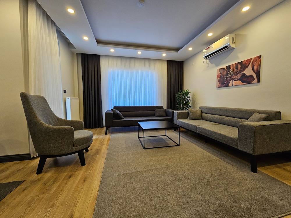New Flat Large Living Space 2-5 Near By Lara Beach