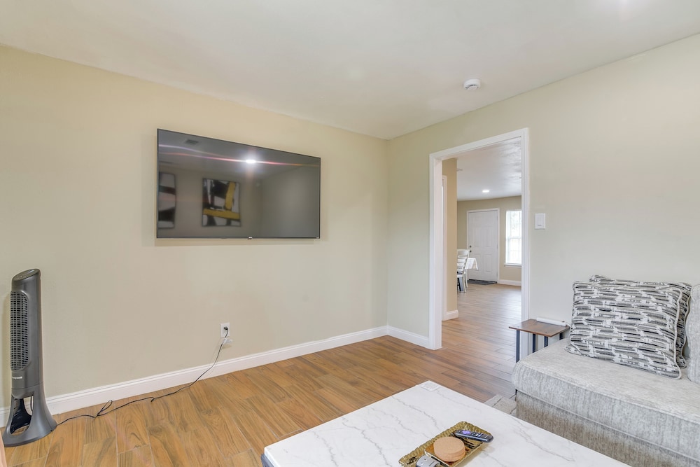 4 Mi to NRG Stadium: Quiet Home w/ Fenced Yard!