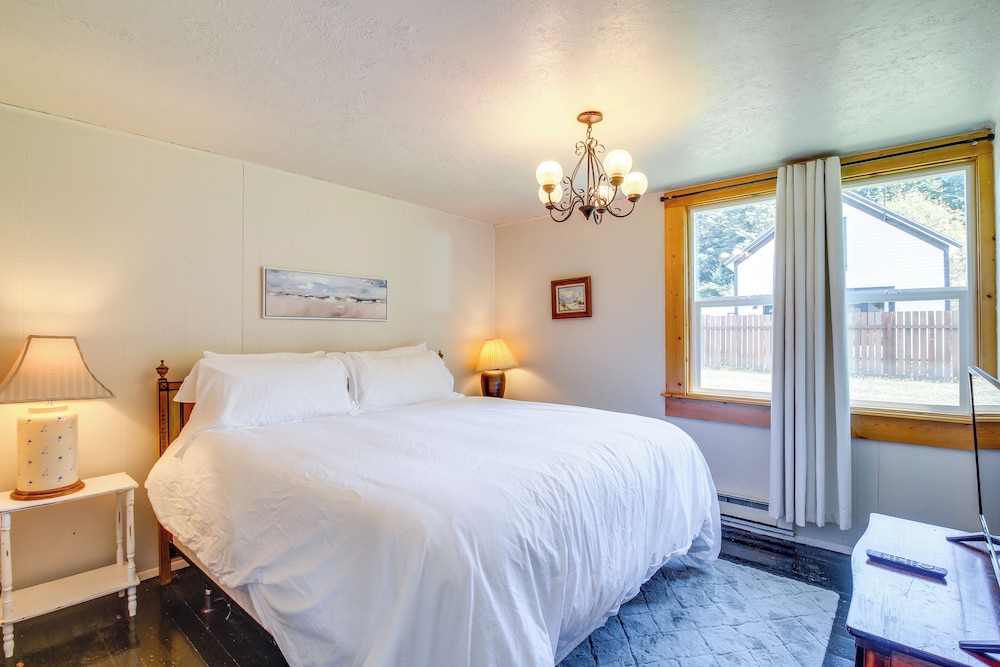 < 1 Mi to Coquille River: Cottage w/ Private Yard!