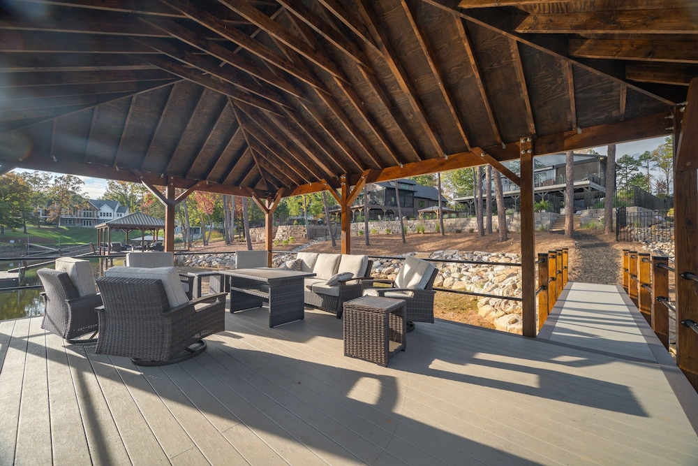 Blue Heron by Avantstay Lakefront Dock Pool Theater Sleeps 22