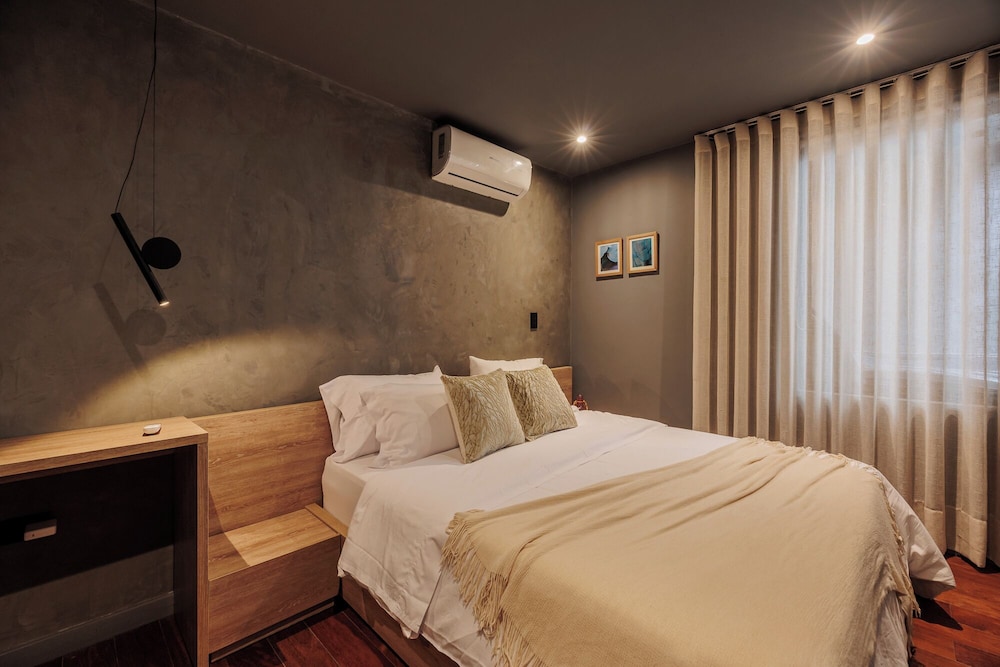 10th Street 3 Bedroom Jacuzzi & Billiard