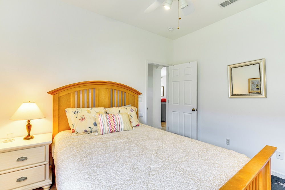 6 Mi to Fort Myers Beach: Lakefront Home w/ Pool