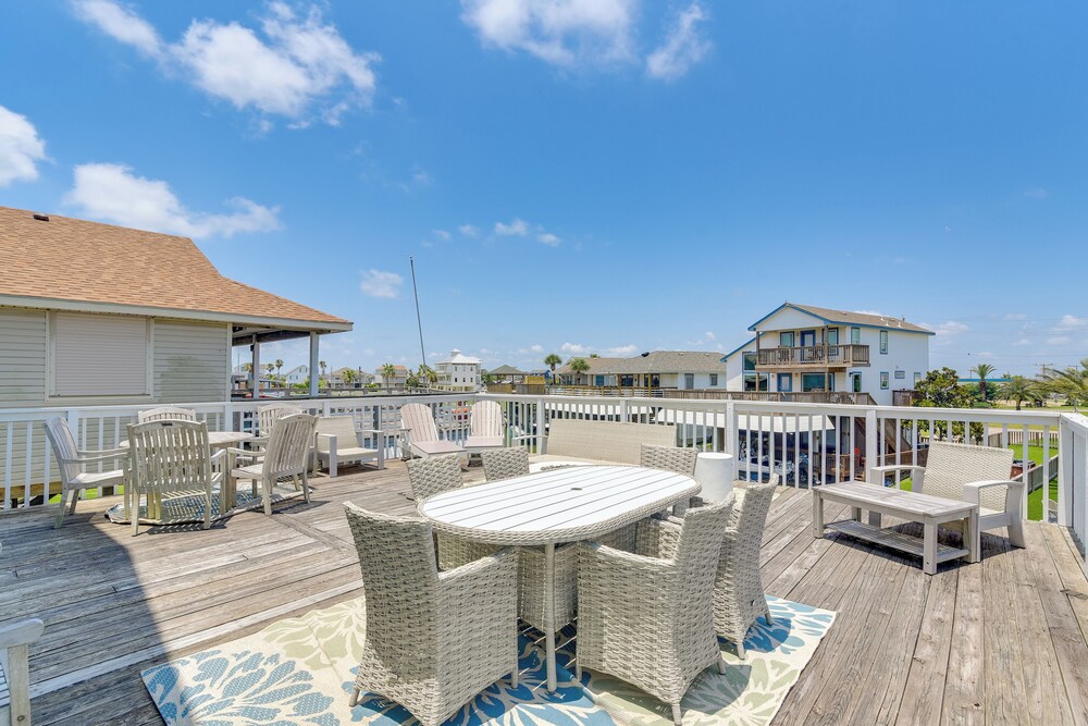Boat Slip + Decks: Waterfront Gem Near Galveston!